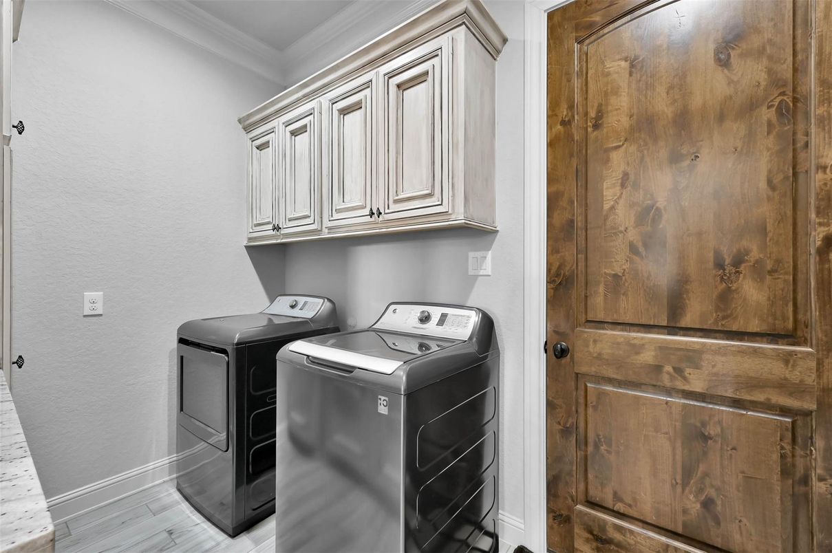 Interior, Washer, Wood Texture Flooring