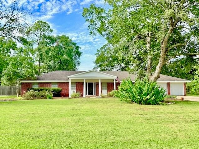 Attached, Backyard, Exterior, Facade, Brick Facade, Ranch