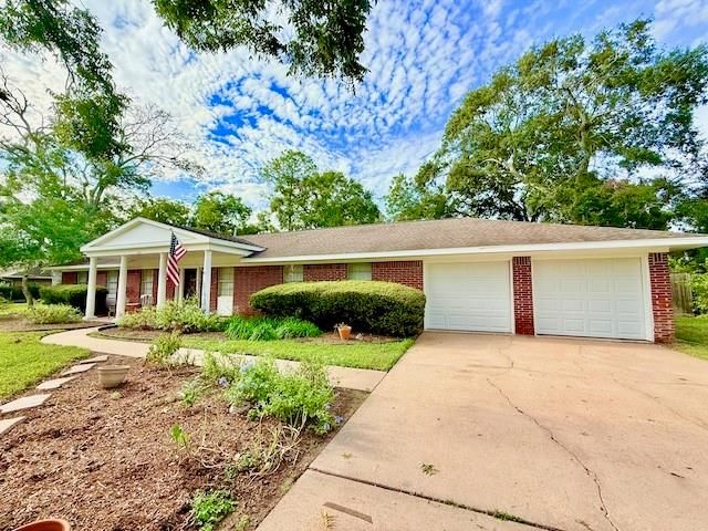 Attached, Exterior, Facade, Brick Facade, Ranch