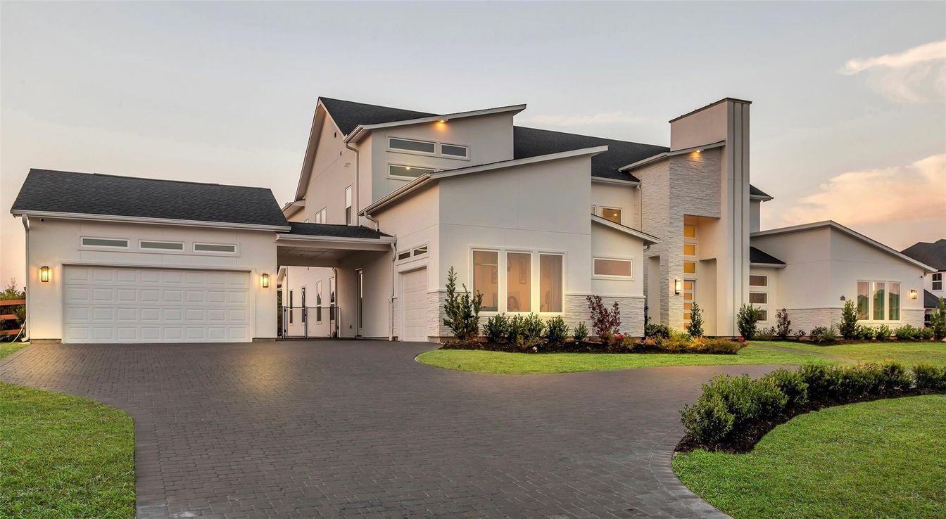 Attached, Exterior, Facade, Farmhouse