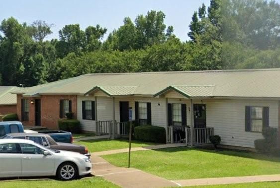Exterior, Facade, Ranch
