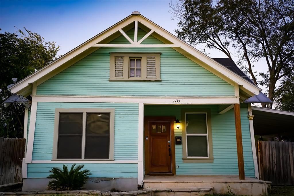 Exterior, Facade, Queen Anne Victorian