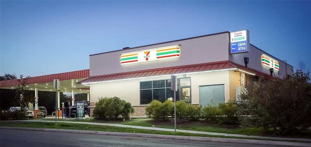 Exterior, Facade, Modern