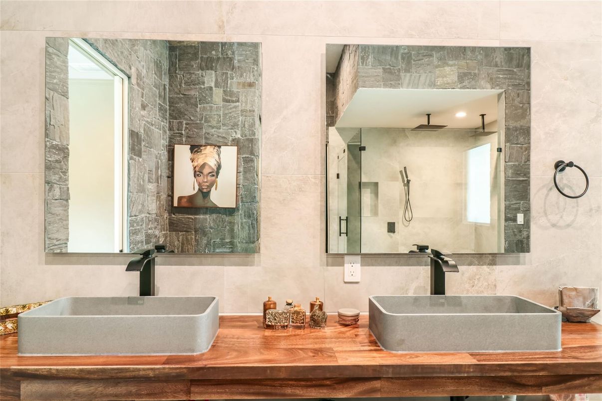 Bathroom, Dual Sink Vanities, Interior, Recessed Lighting