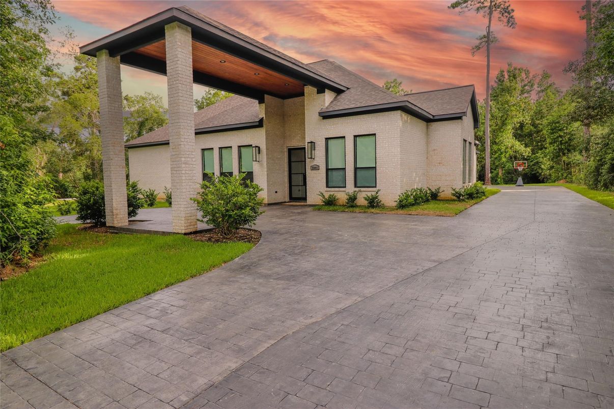 Exterior, Facade, Modern