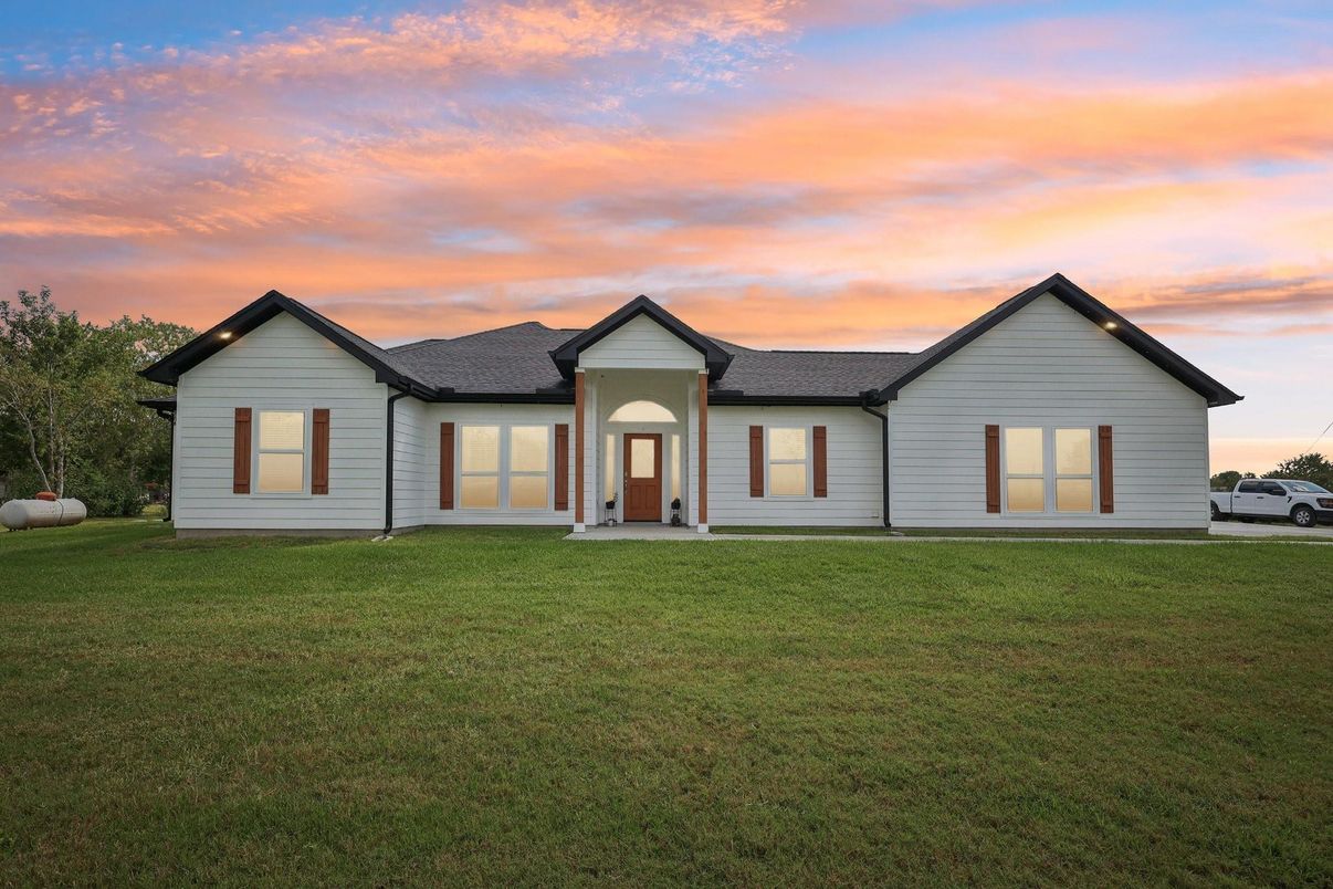 Backyard, Exterior, Facade, Farmhouse