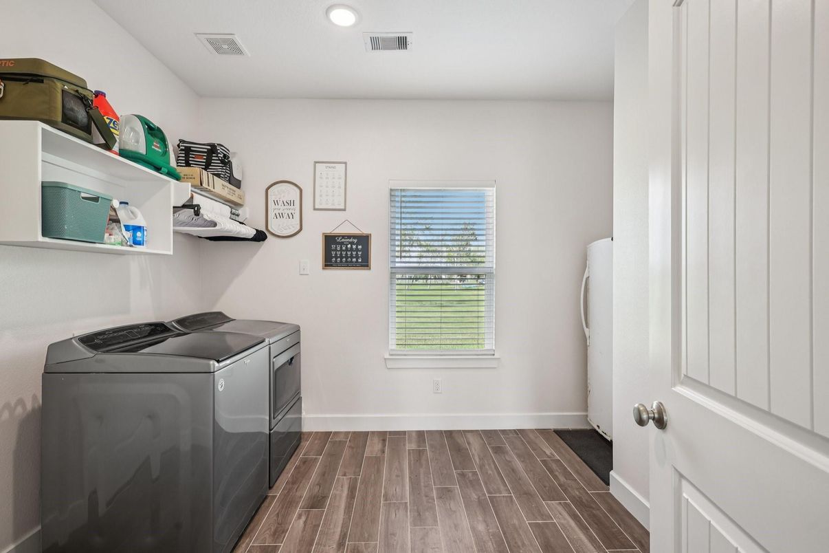 Interior, Recessed Lighting, Washer, Wood Texture Flooring
