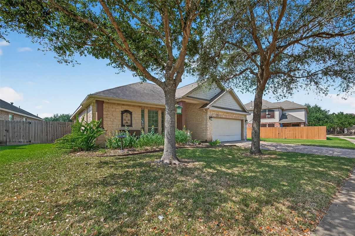 Attached, Backyard, Exterior, Facade, Brick Facade, Ranch