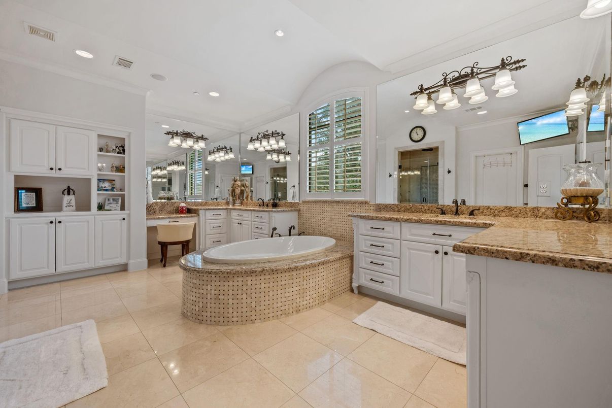 Bathroom, Dual Sink Vanities, Interior, Recessed Lighting