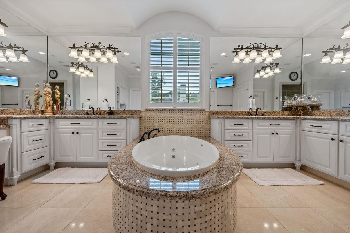 Bathroom, Dual Sink Vanities, Interior