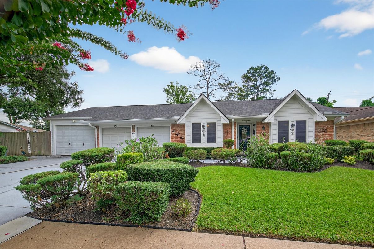 Attached, Exterior, Facade, Brick Facade, Ranch