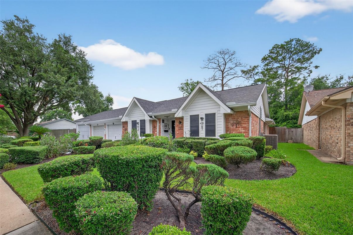 Exterior, Facade, Brick Facade, Farmhouse