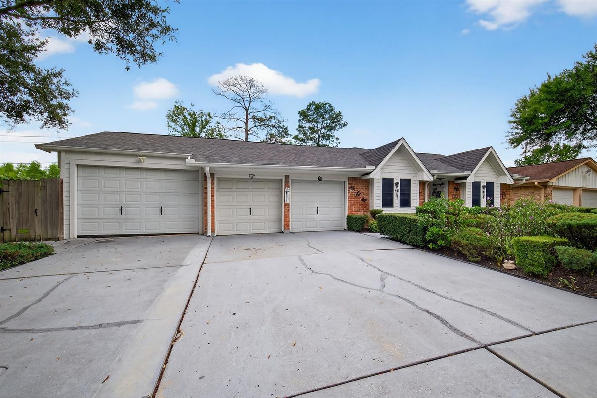 Attached, Exterior, Facade, Brick Facade, Ranch