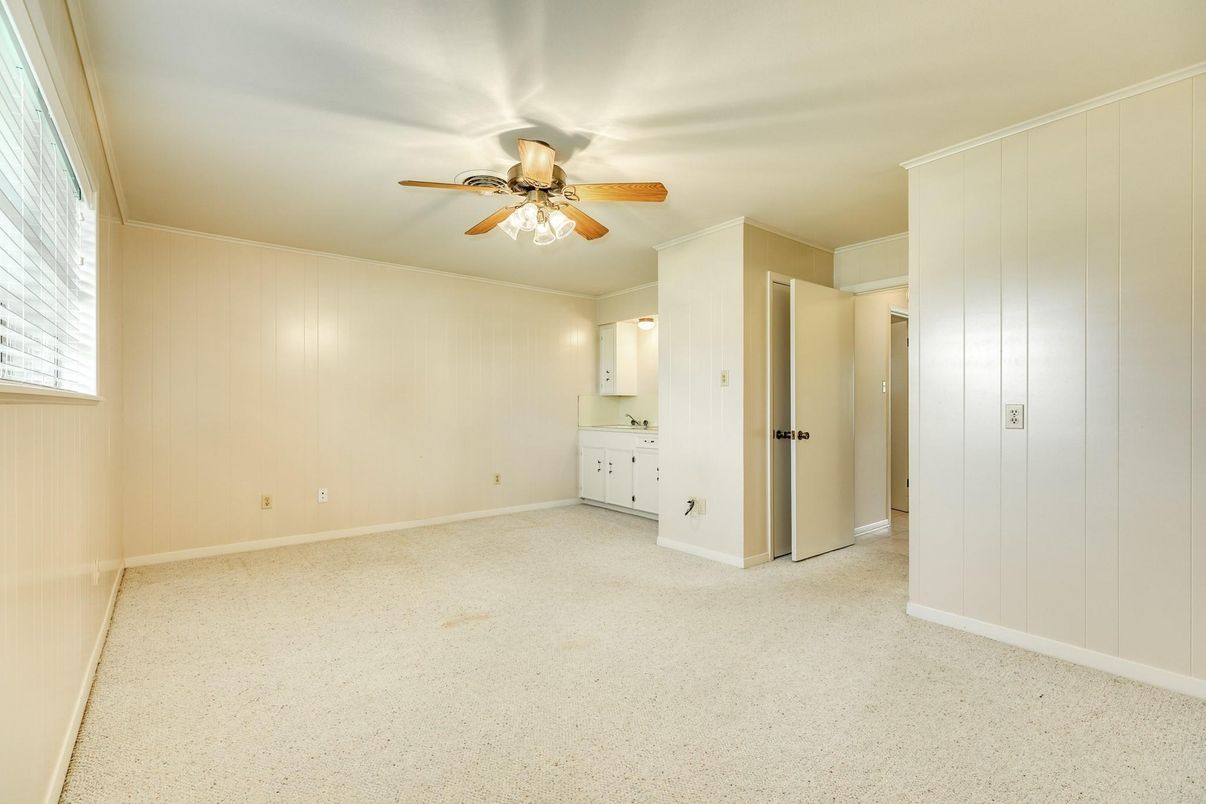 Empty room, Interior