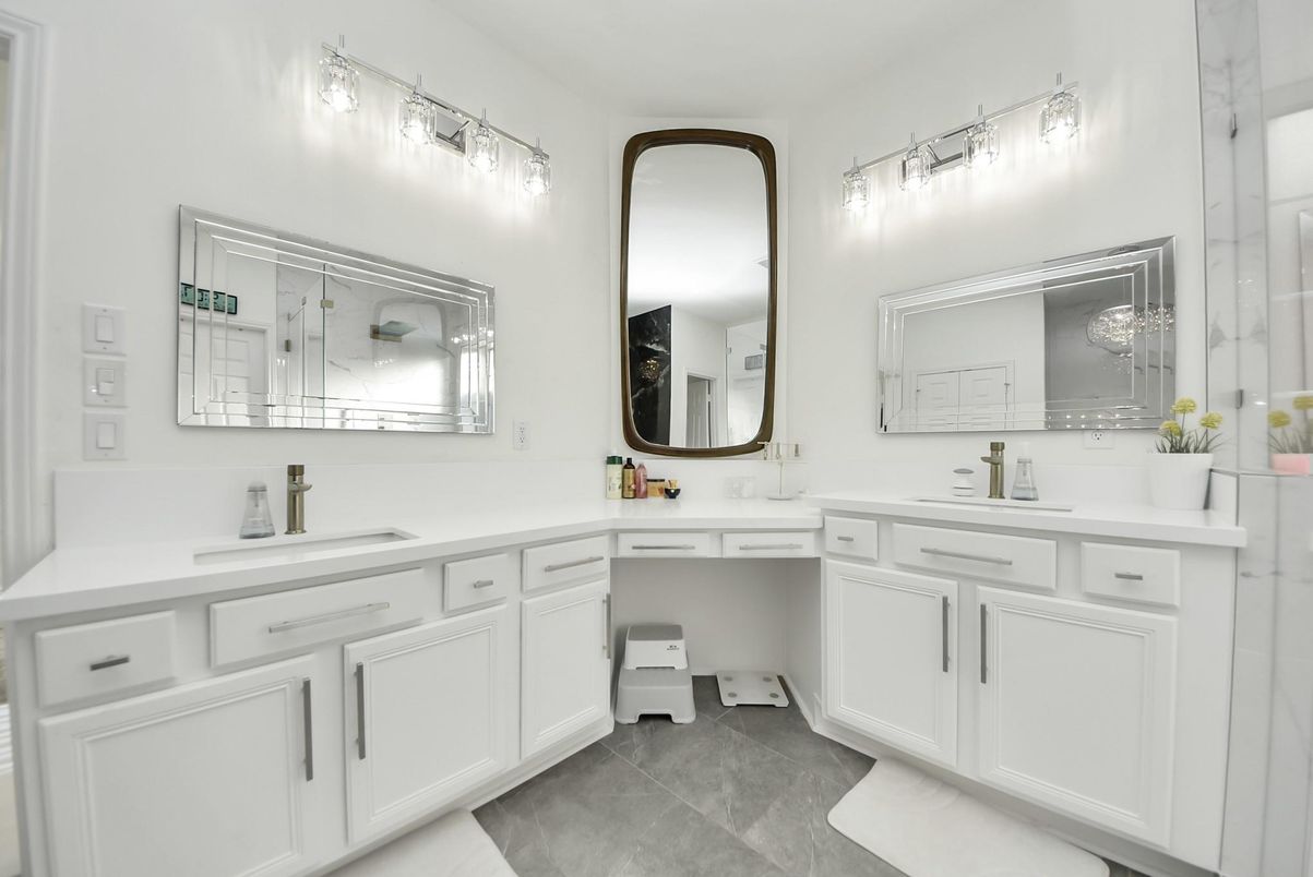 Bathroom, Dual Sink Vanities, Interior