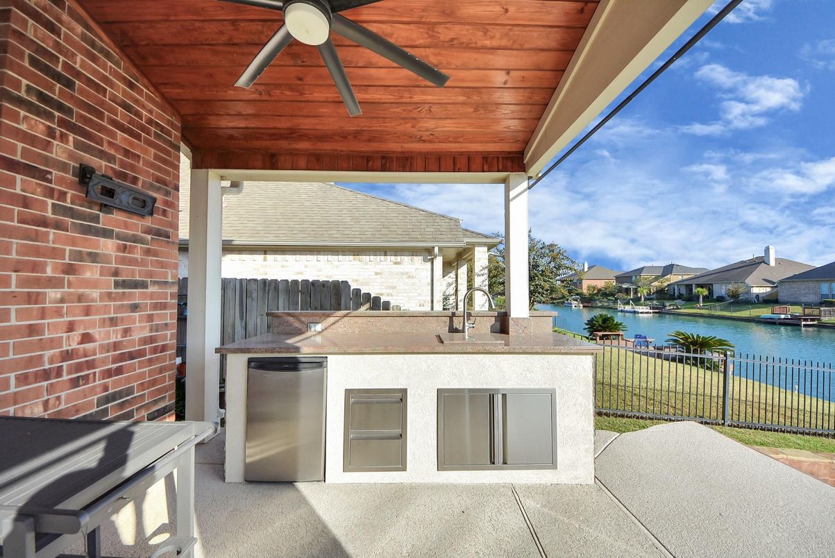 Exterior, Outdoor Kitchen, Water