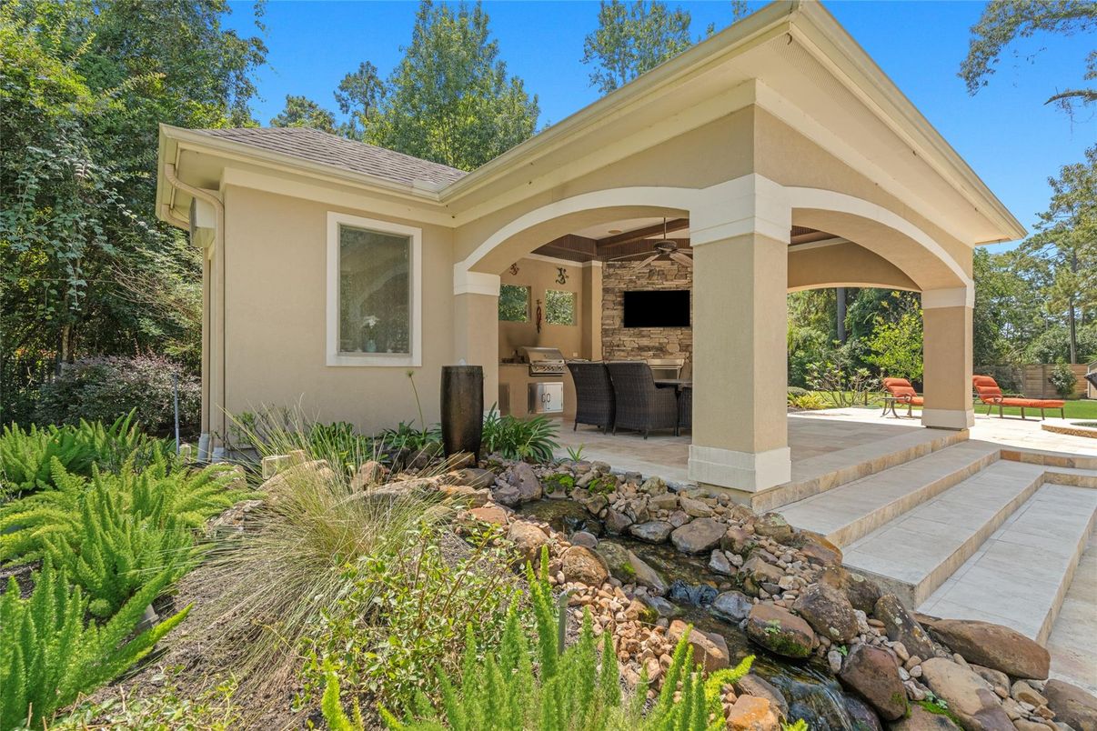 Exterior, Outdoor Kitchen