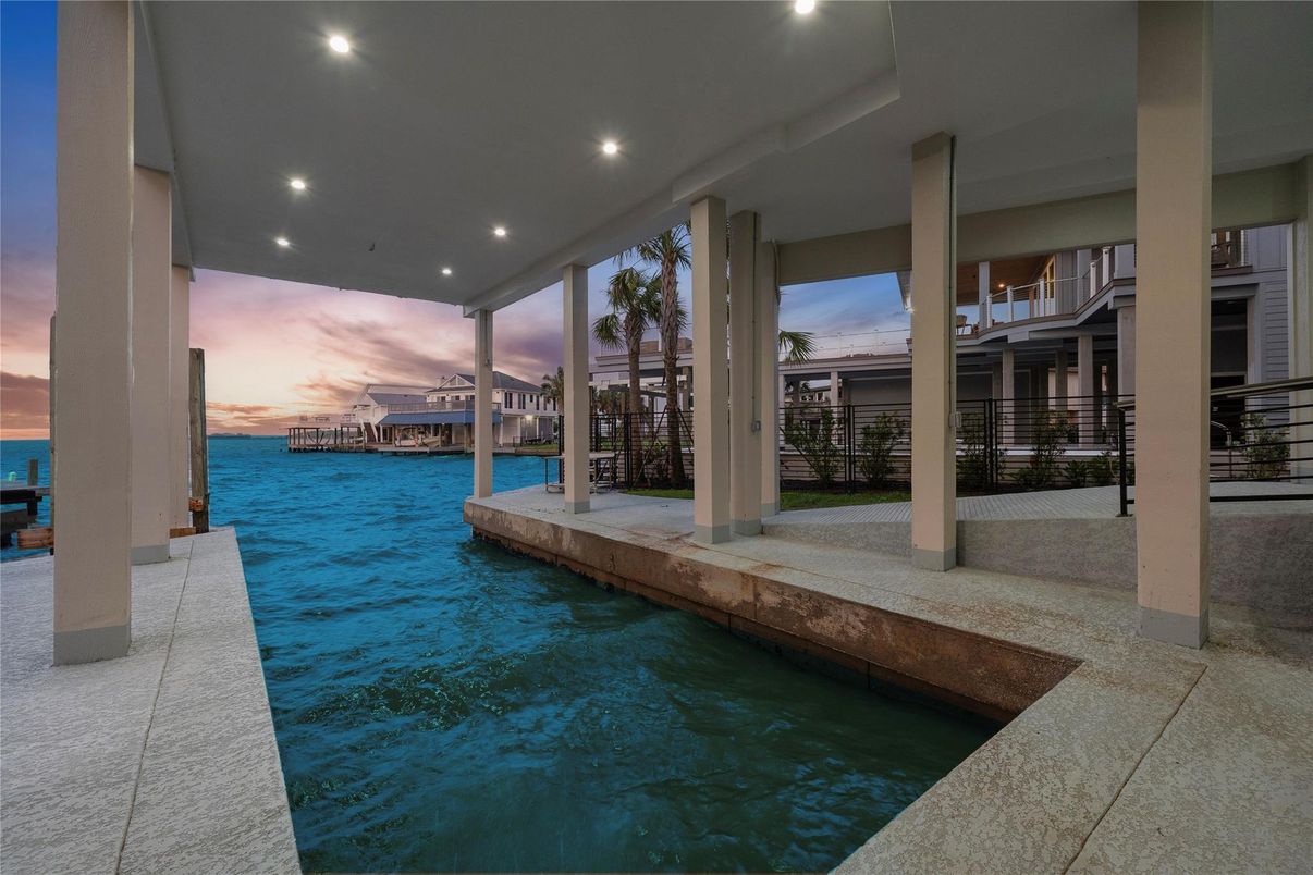 Exterior, Pool, Recessed Lighting, Water