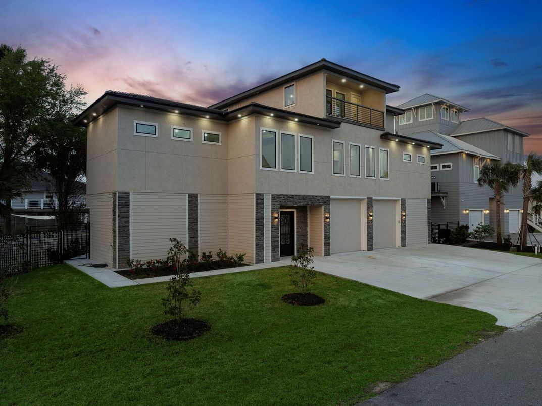 Attached, Backyard, Exterior, Facade, Modern