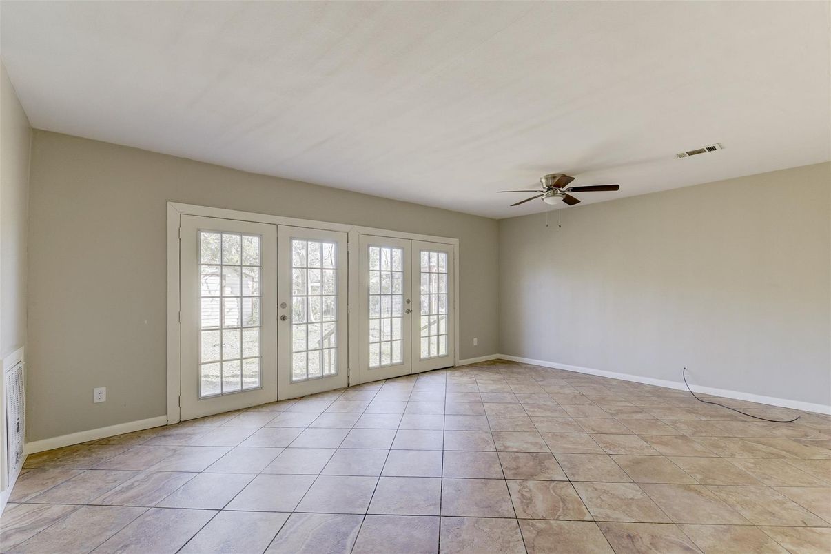 Empty room, Interior