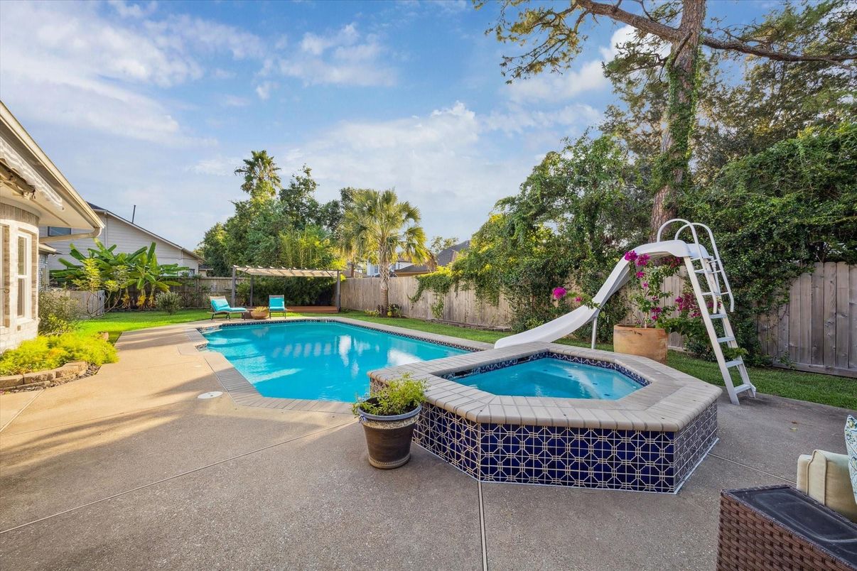 Exterior, Playground, Pool
