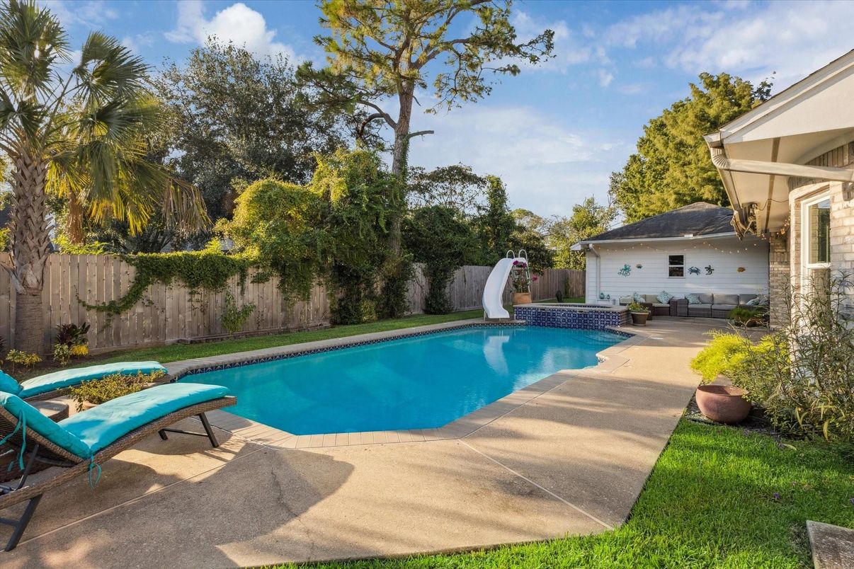 Exterior, Pool