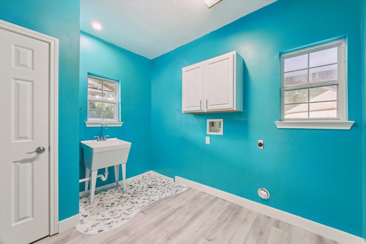 Bathroom, Interior, Recessed Lighting, Wood Texture Flooring