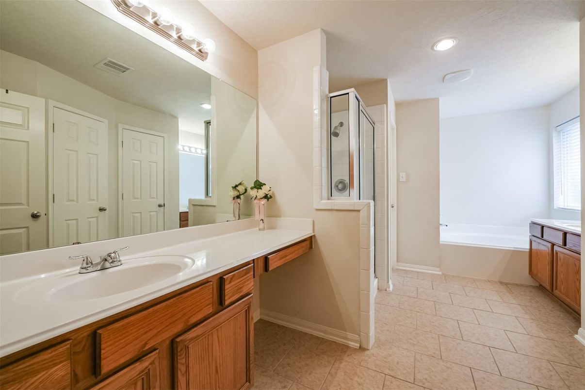 Bathroom, Dual Sink Vanities, Interior, Recessed Lighting