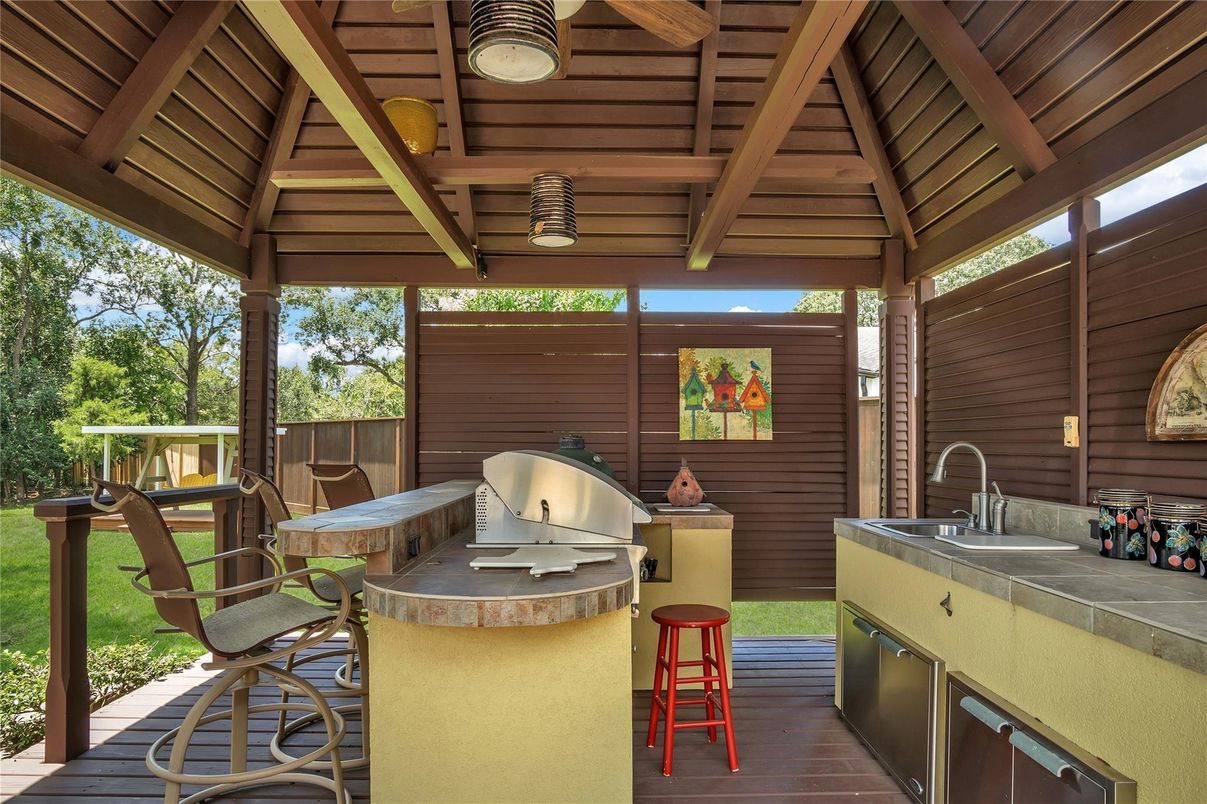 Exterior, Outdoor Kitchen