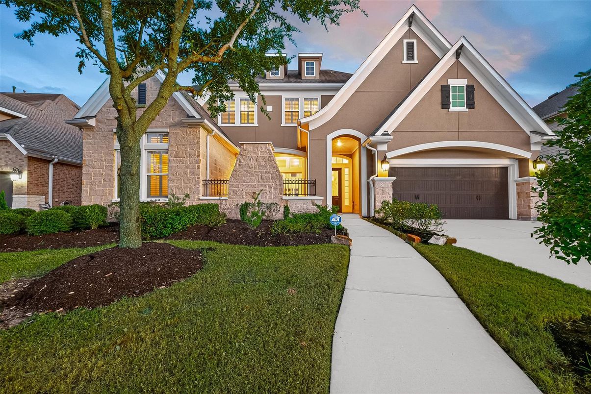 Attached, Exterior, Facade, Brick Traditional