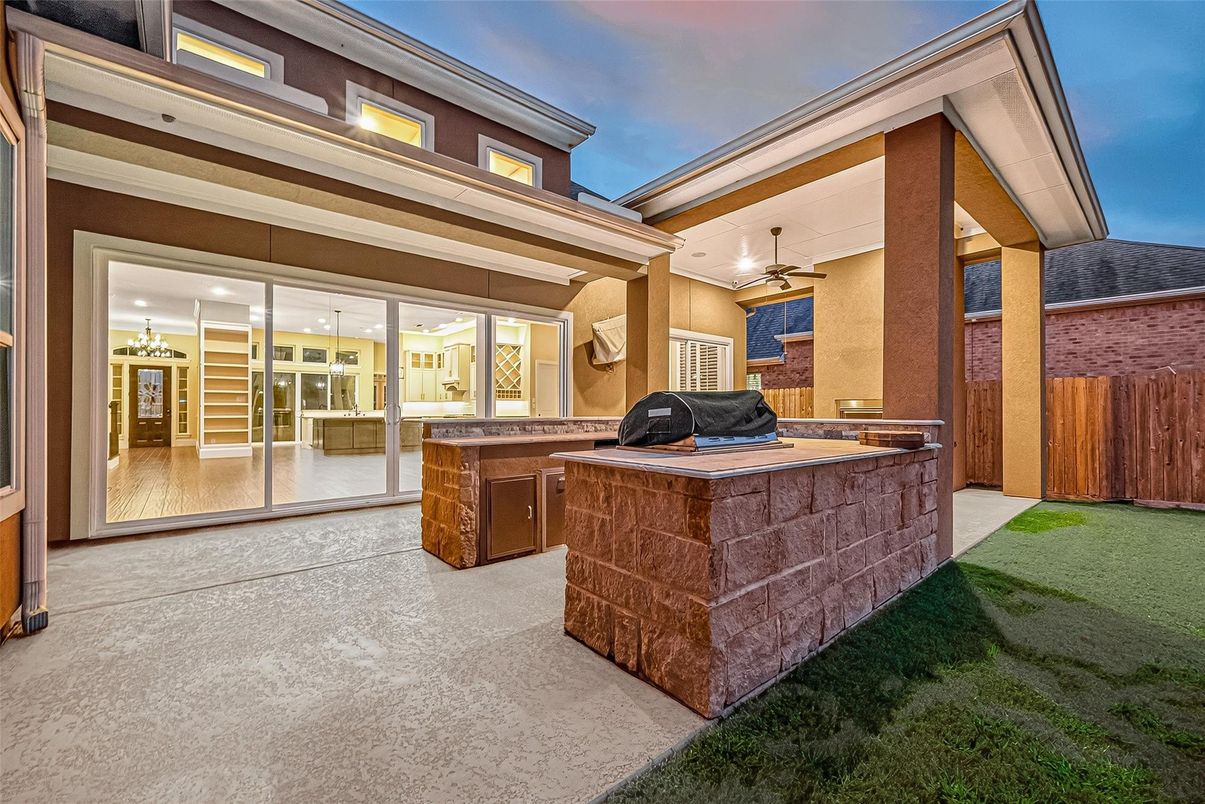 Exterior, Outdoor Kitchen