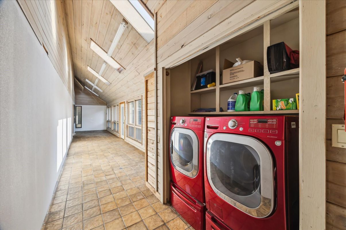 Interior, Washer, Wooden Ceilings, Wooden Walls
