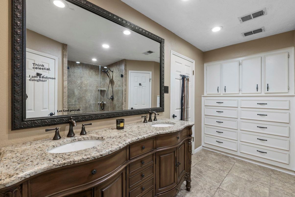Bathroom, Dual Sink Vanities, Interior, Recessed Lighting
