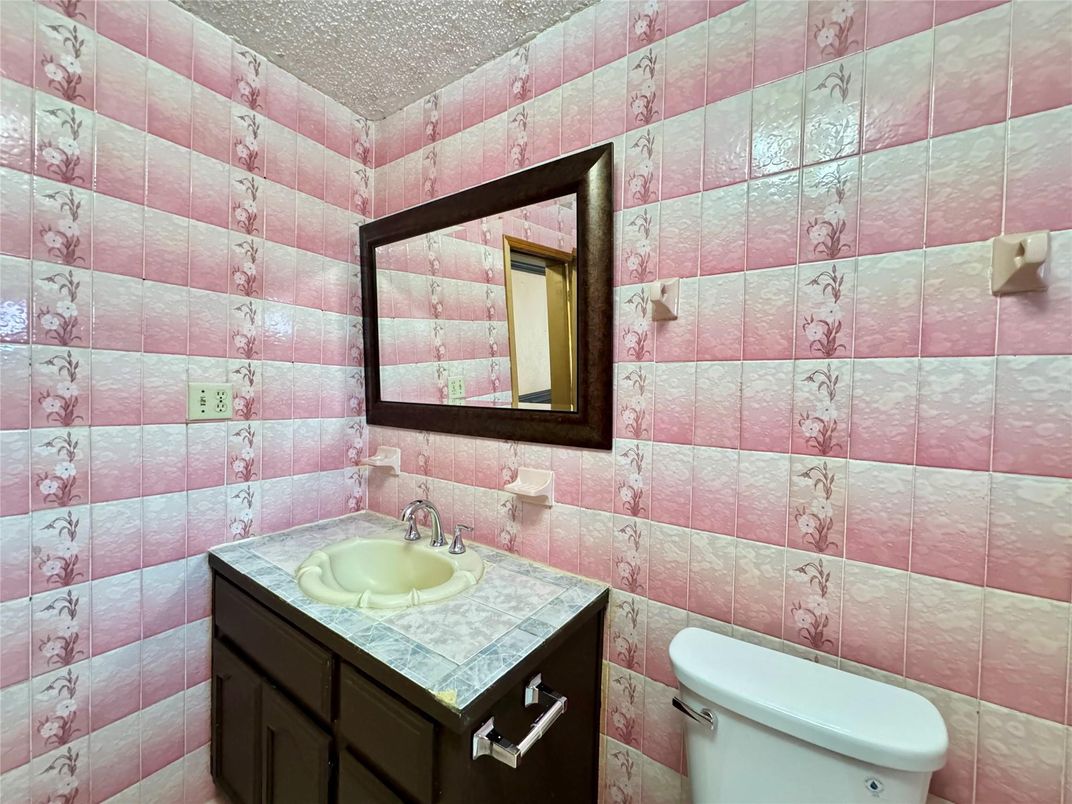 Bathroom, Interior, Tile Countertops