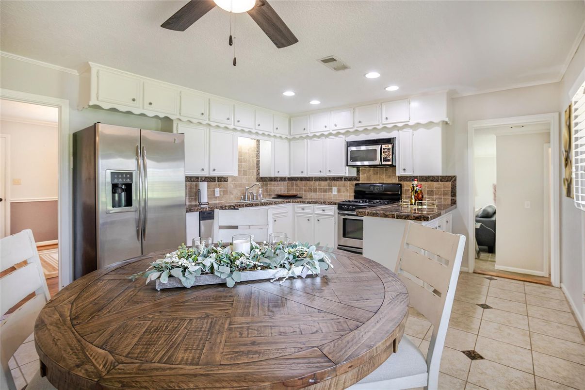 Dining room, Interior, Kitchen, Recessed Lighting, Stainless Steel Appliances