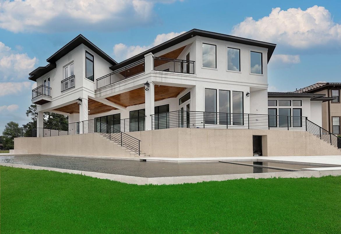 Exterior, Facade, Modern