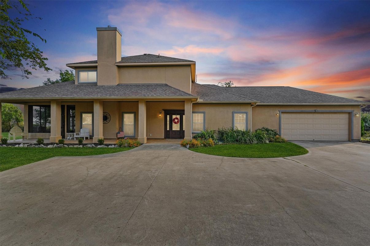 Attached, Exterior, Facade, Mediterranean