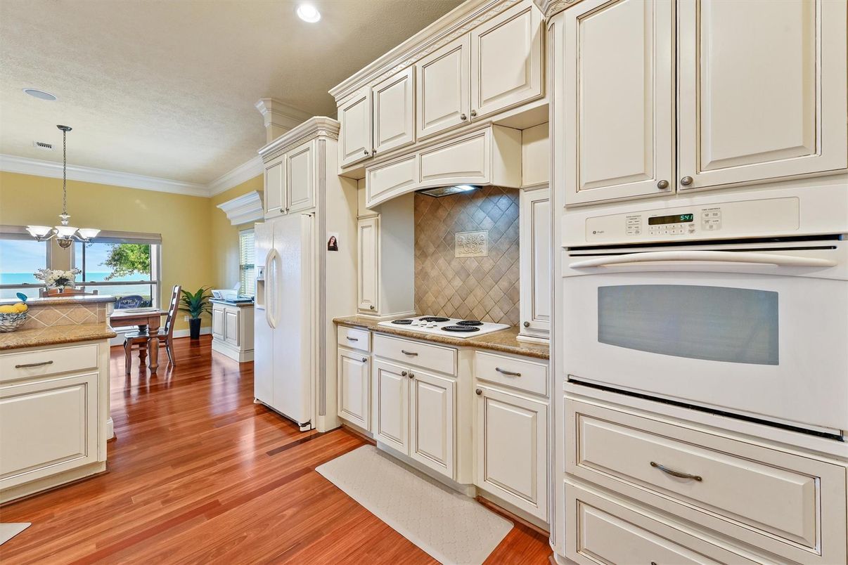 Dining room, Interior, Kitchen, Pendant Lights, Recessed Lighting, Wood Texture Flooring