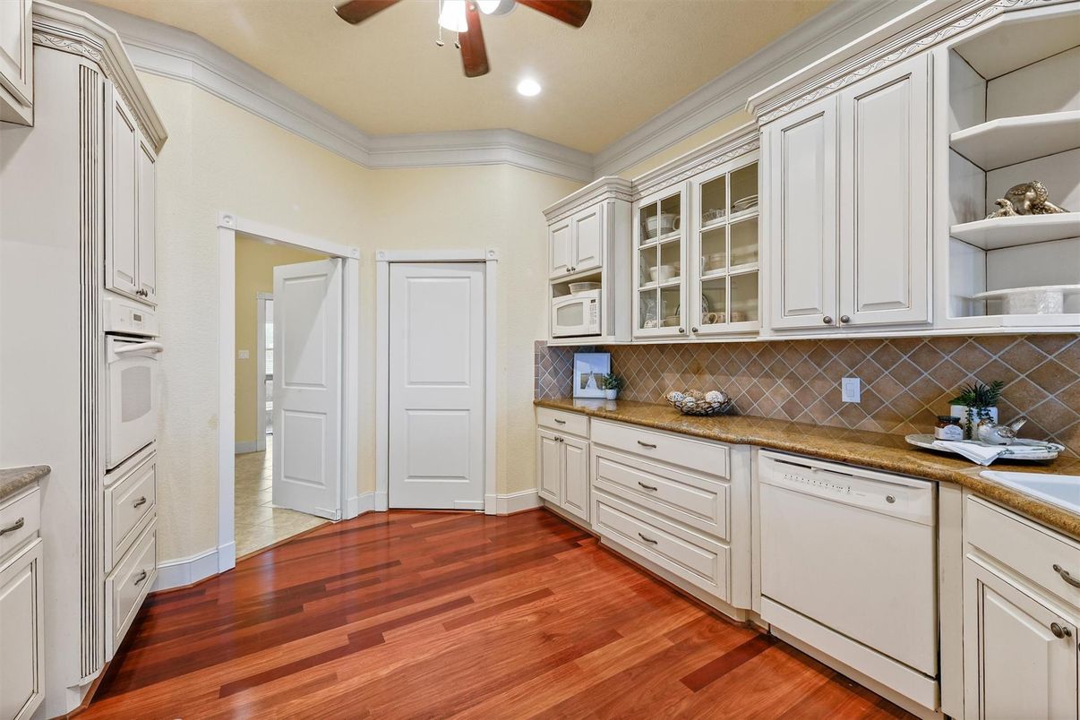 Interior, Kitchen, Recessed Lighting, Wood Texture Flooring