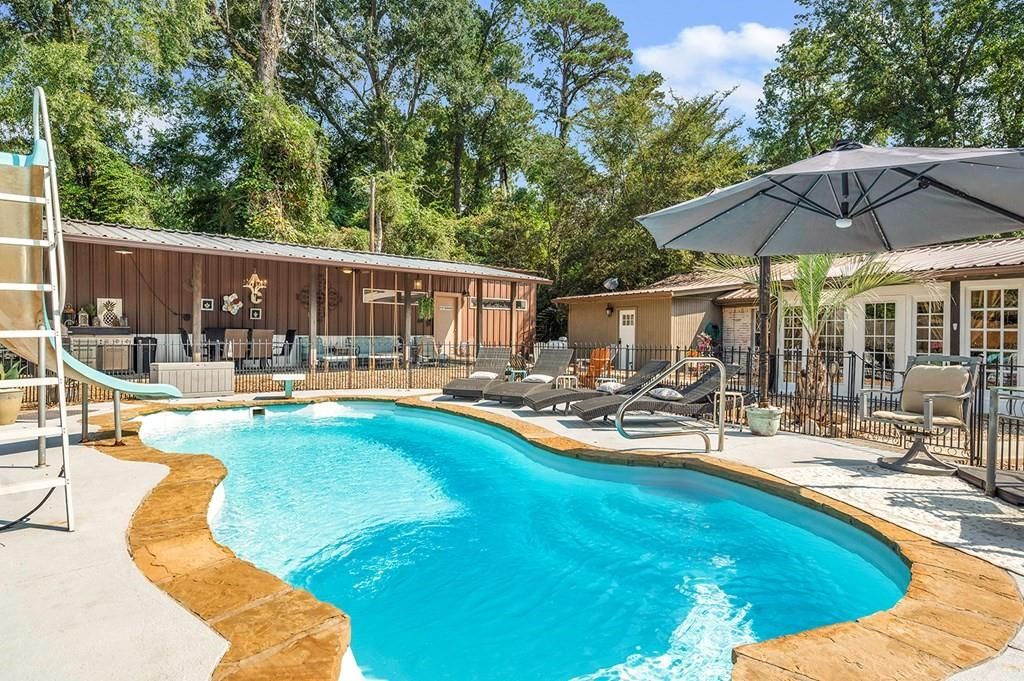 Exterior, Pool