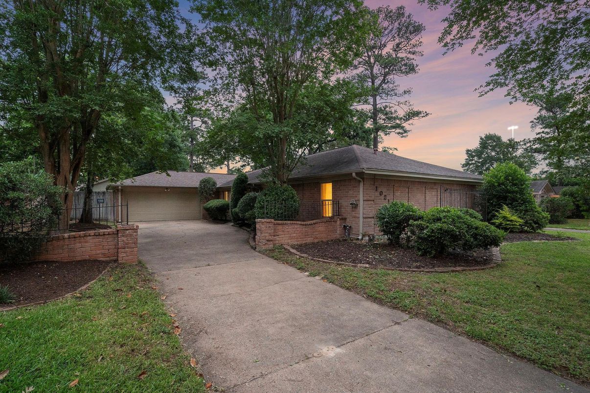 Attached, Backyard, Exterior, Facade, Brick Facade, Ranch