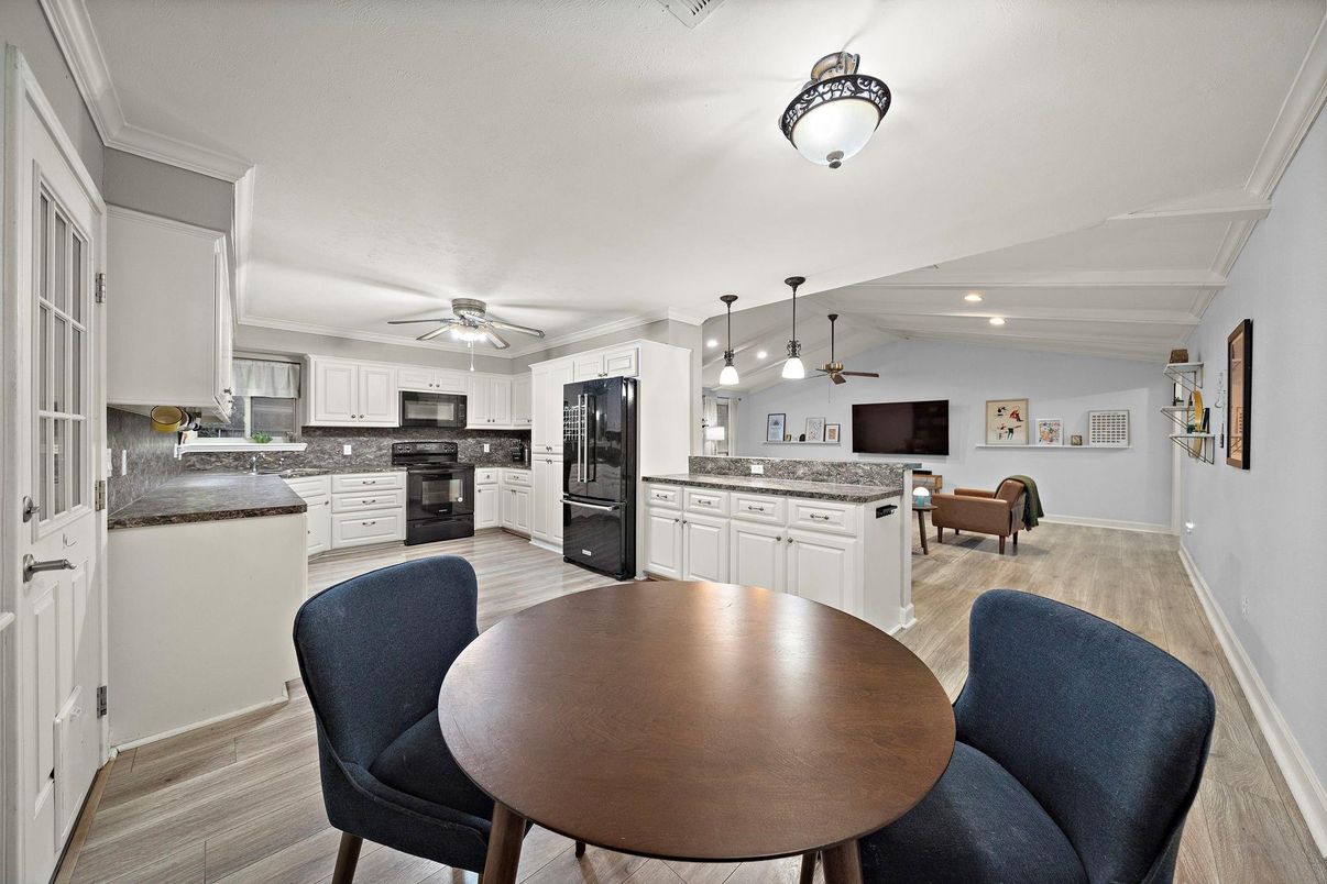 Dining room, Interior, Kitchen, Pendant Lights, Recessed Lighting, Wood Texture Flooring