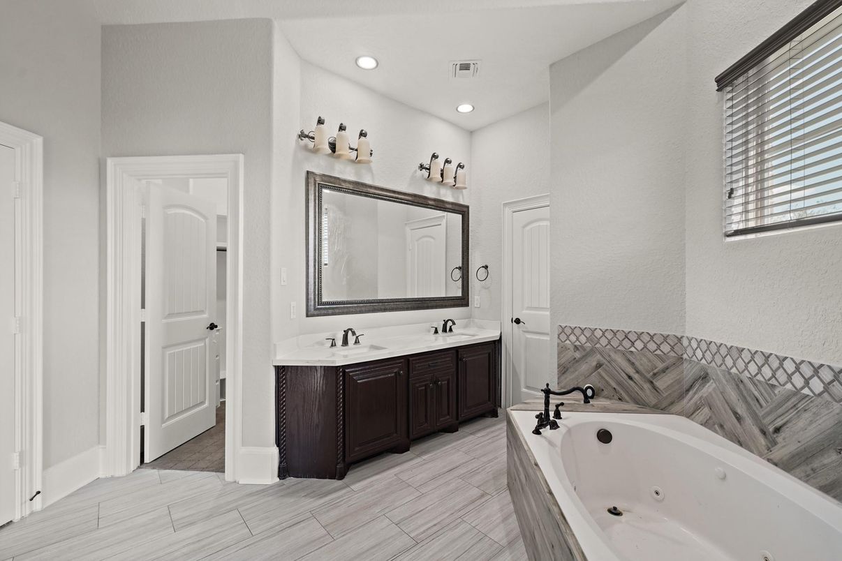 Bathroom, Dual Sink Vanities, Interior, Recessed Lighting