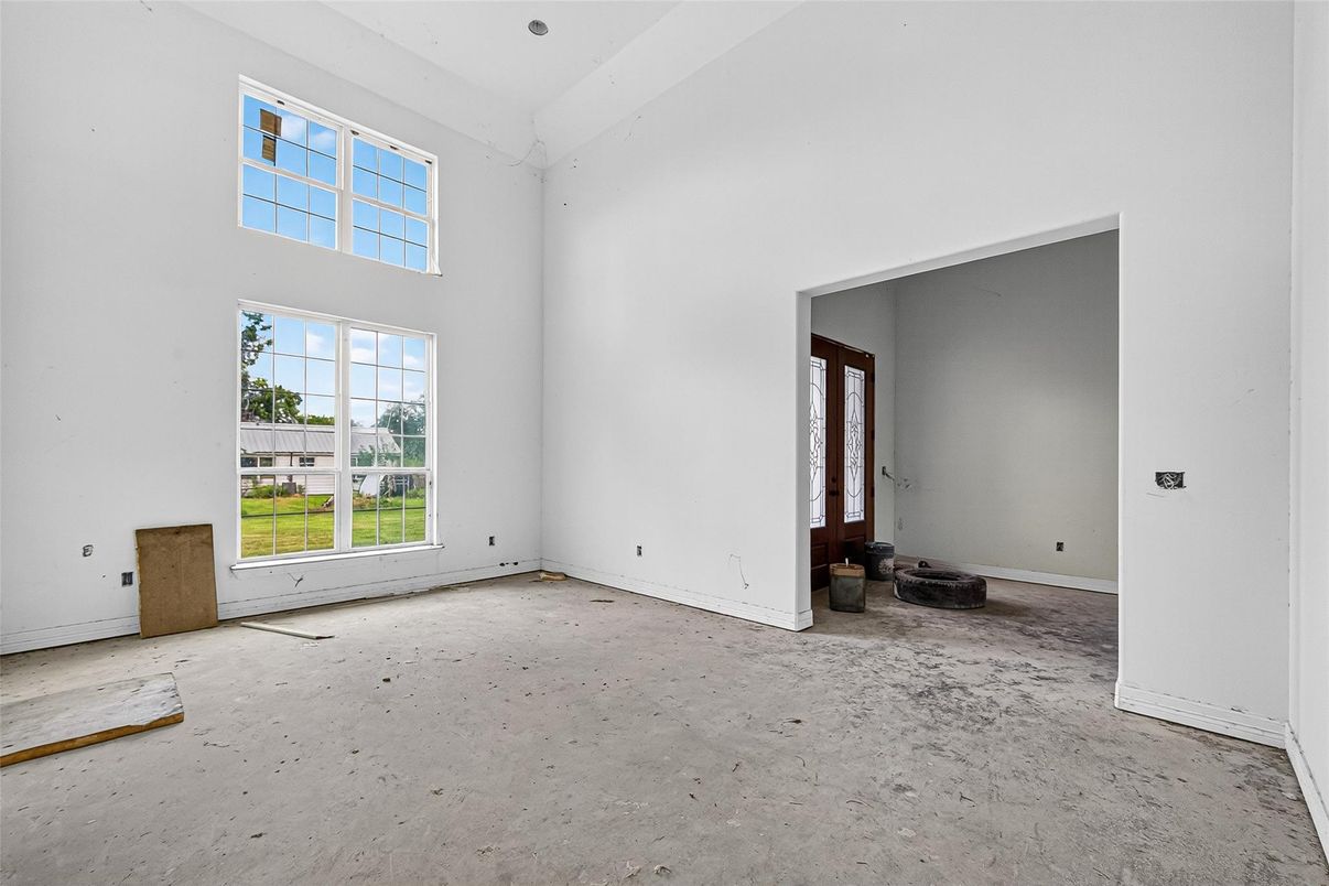 Empty room, Interior