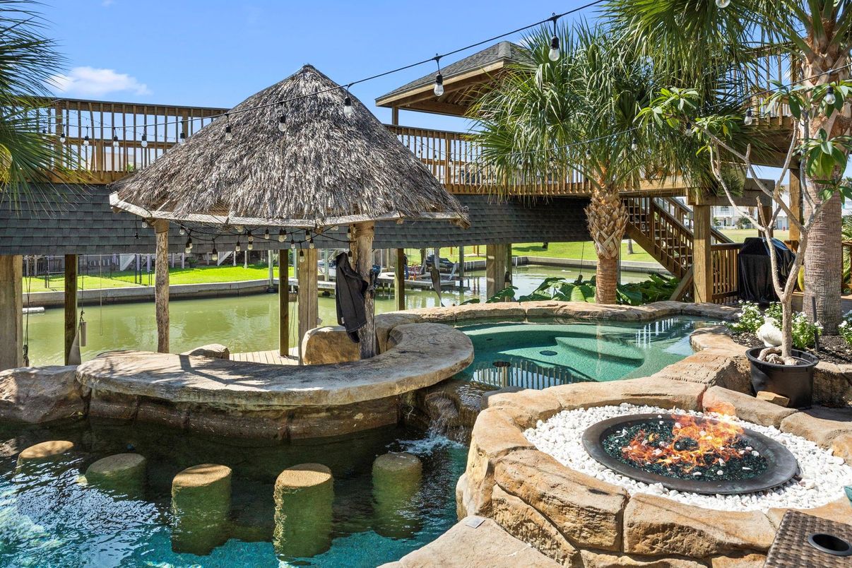 Exterior, Pool, Water