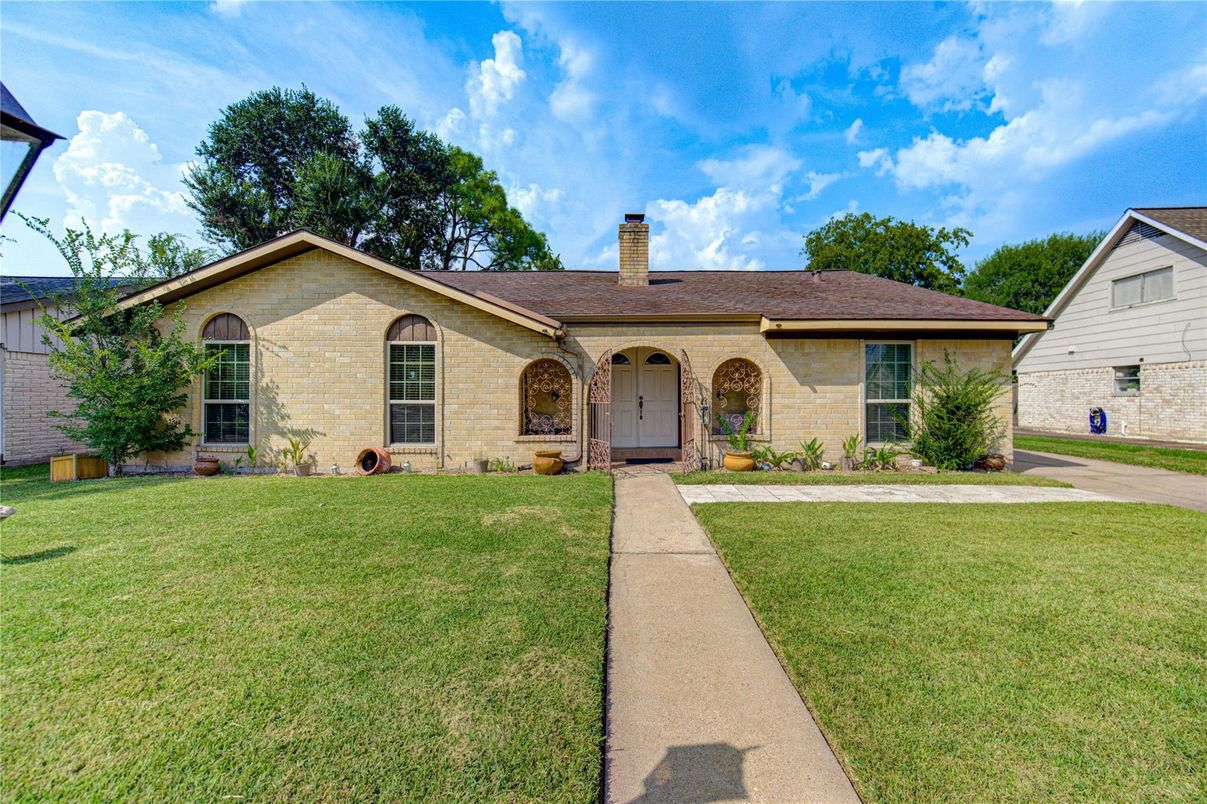 Backyard, Exterior, Facade, Brick Facade, Ranch