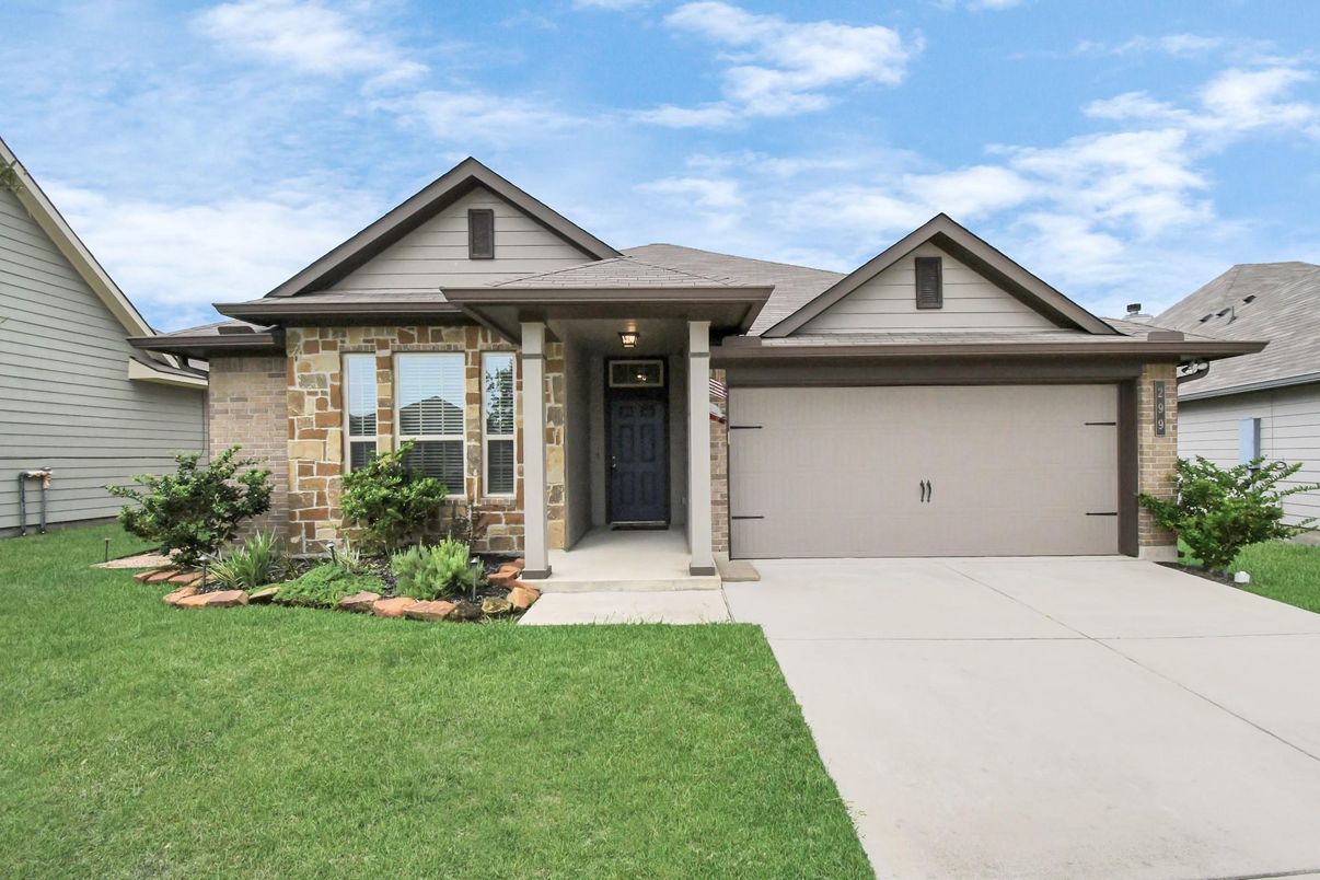Attached, Exterior, Facade, American Craftsman