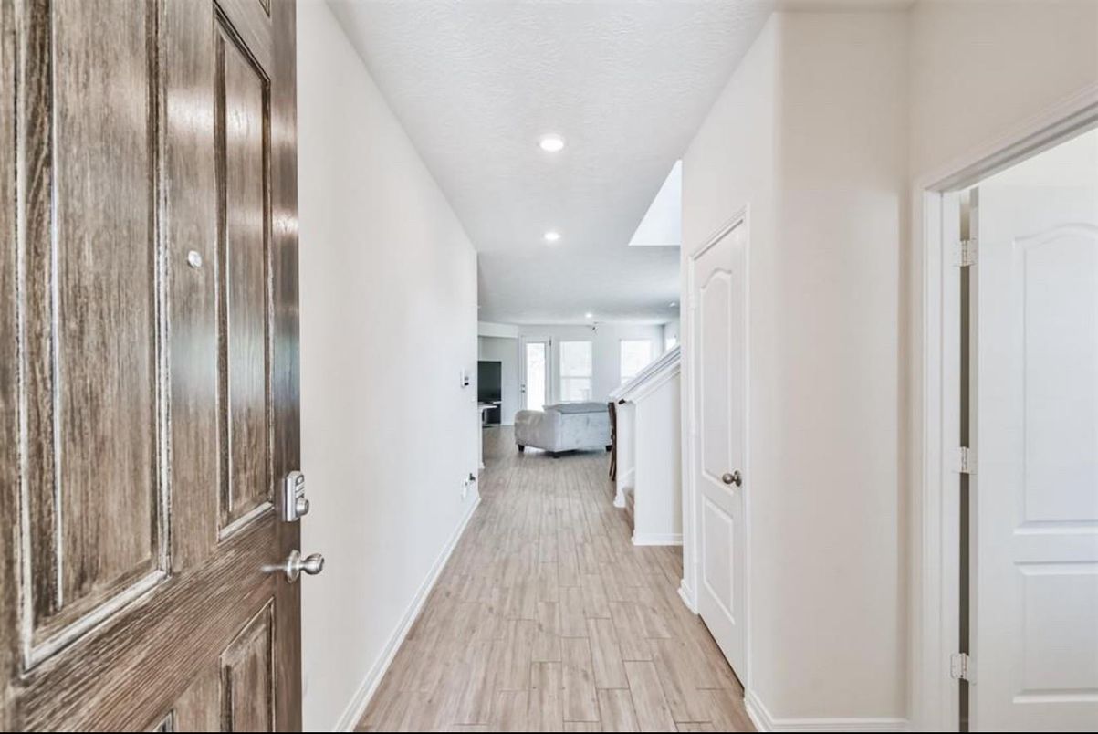Interior, Recessed Lighting, Wood Texture Flooring