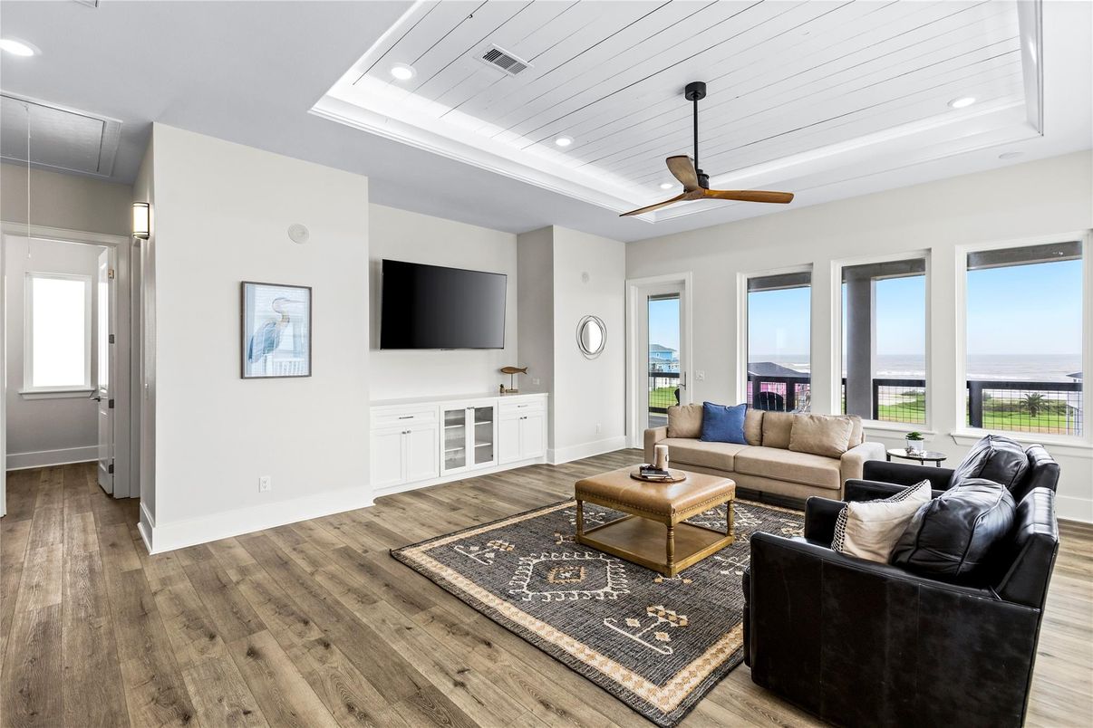 Interior, Living room, Recessed Lighting, Water, Wood Texture Flooring