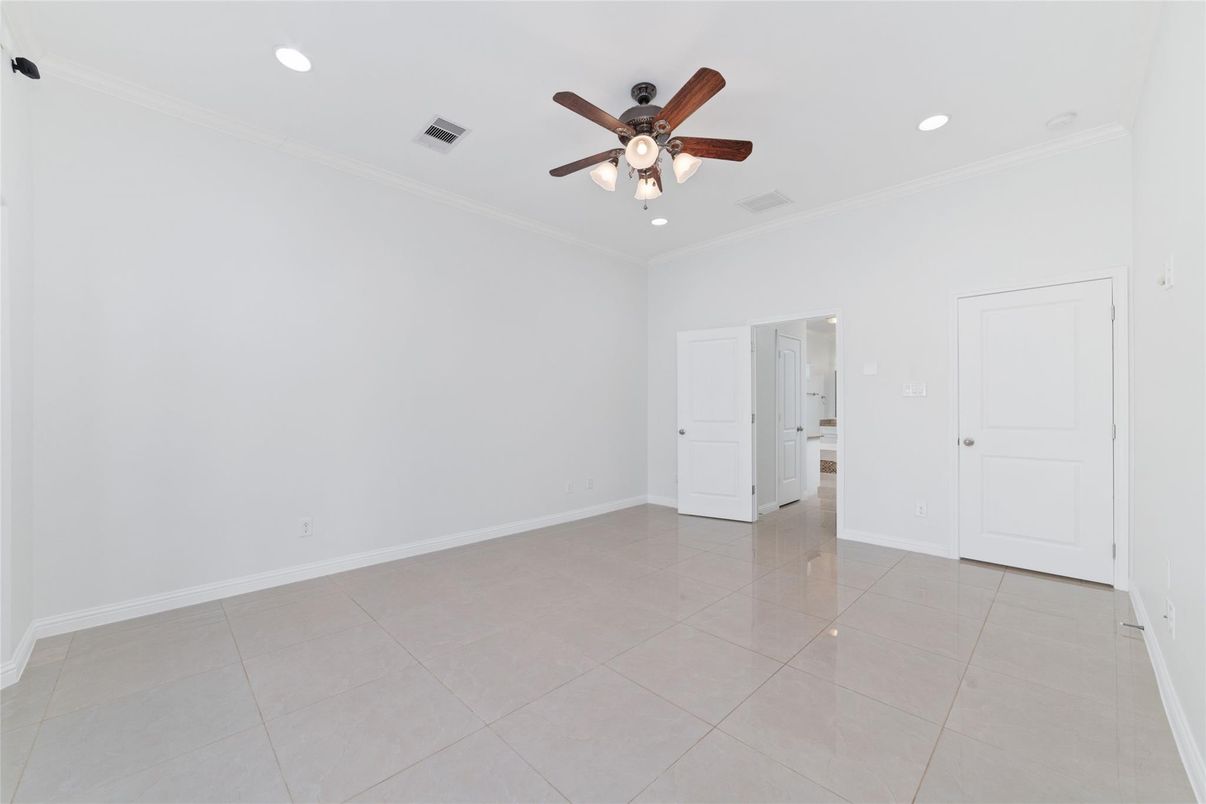 Empty room, Interior, Recessed Lighting